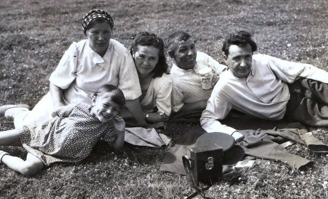 Фотомарафон «100-летие Татарстана»: фотограф Яппар Сатдаров с близкими на прогулке, 1947 год - «История»