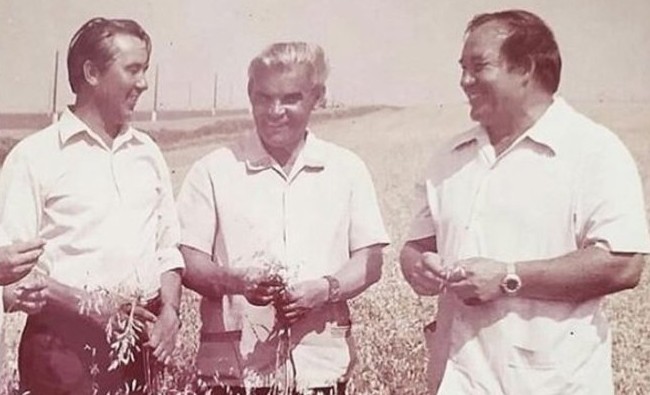 Фотомарафон «100-летие ТАССР»: председатель колхоза им. Г. Тукая А.В. Степанов с коллегами, 1982 год - «История»