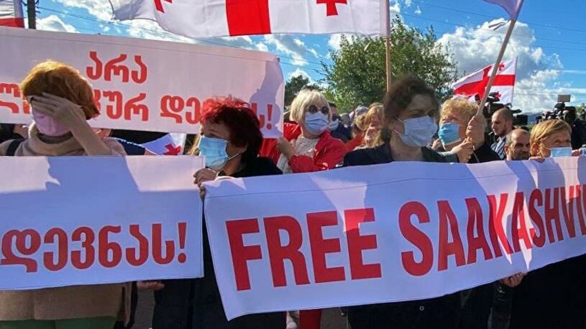 Защита Саакашвили поделилась планами по его освобождению - «Власть»