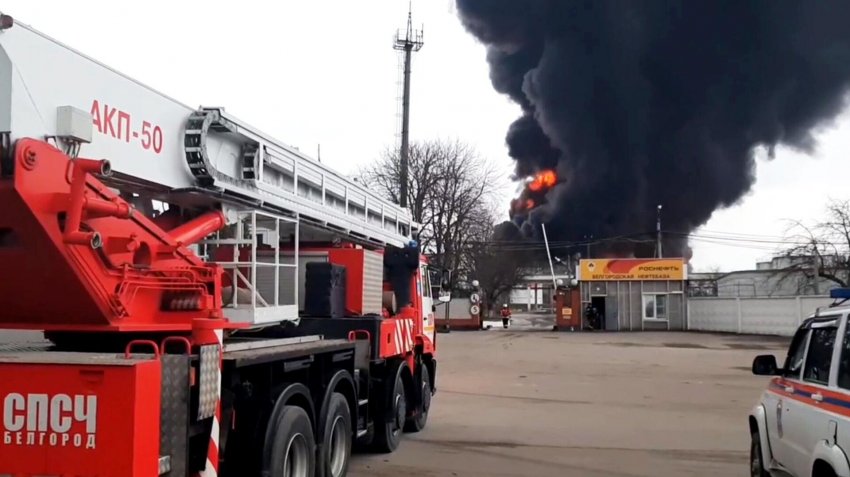 В Сети опубликовали видео взрывов на нефтебазе в Белгороде - «Власть»