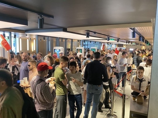 «Пожрал и проваливай»: посетители нового «Макдоналдса» выкинули картошку в мусорку - «Общественные новости»