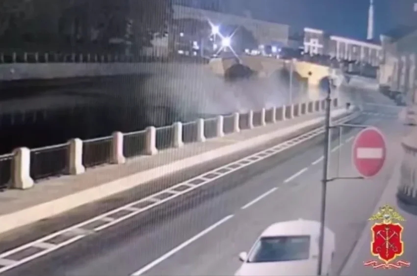 При падении Porsche Cayenne в Фонтанку в Петербурге погибла пассажирка - «Происшествия»