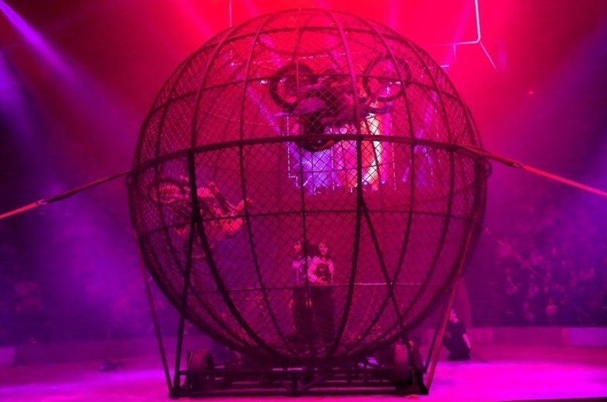 Шоу «ОдержиМЫе»: мотоциклисты против клоунов - «Культура»