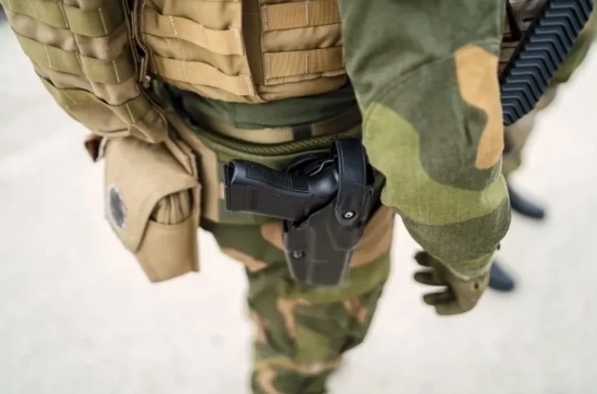 Офицера Королевской артиллерии Британии нечаянно застрелили во время учений - «Происшествия»