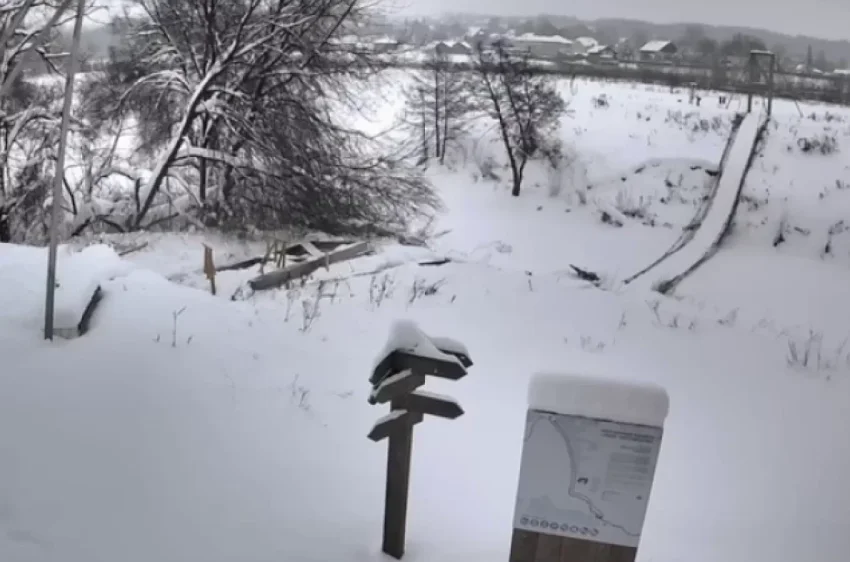 Появилось видео обрушения пешеходного моста в Калужской области - «Происшествия»