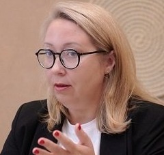 Нотариусы добиваются удостоверения сделок, Росреестр — надзора за работой риелторов - «Власть»