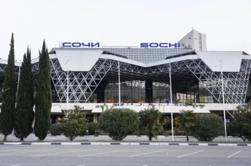 100 рейсов с задержкой. Что происходит в аэропорту Сочи из-за ограничений - «Происшествия»