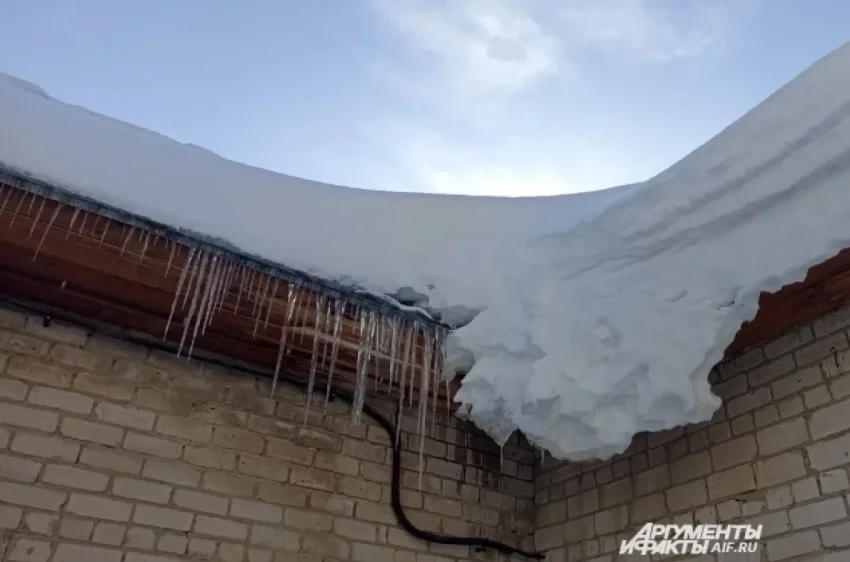 На Камчатке мужчина погиб, сорвавшись с крыши при чистке снега - «Происшествия»