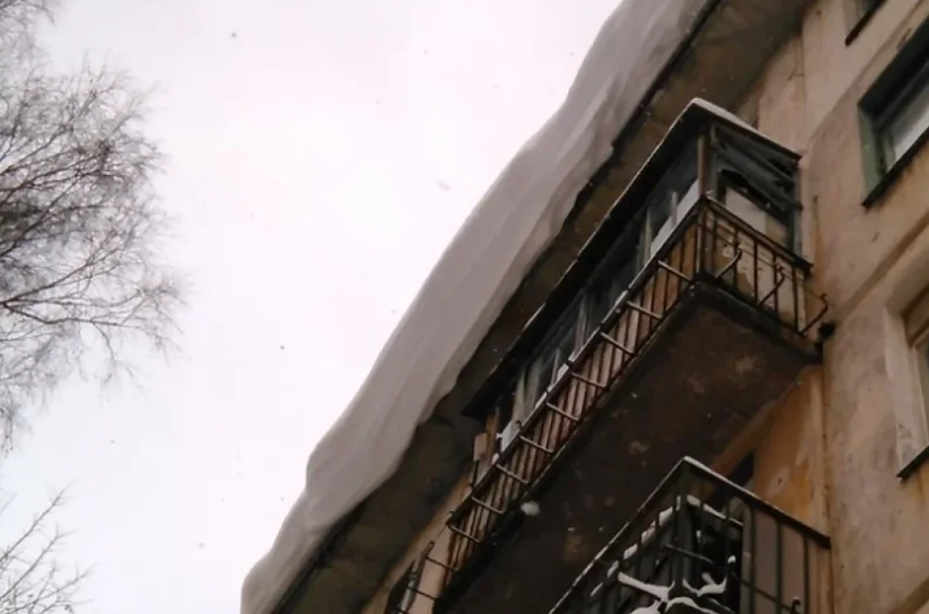 Под Тверью из-за скопления снега обрушилась крыша многоквартирного дома - «Происшествия»