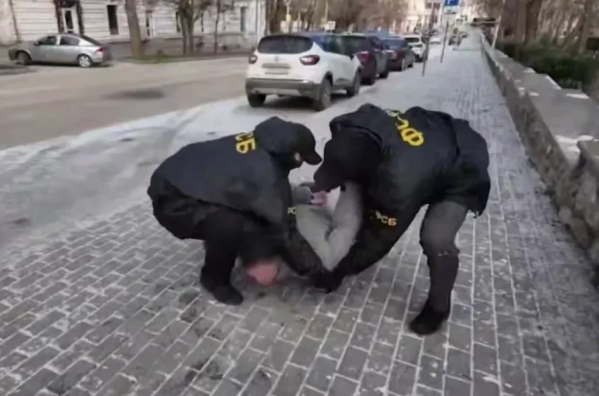 ФСБ показала момент задержания севастопольца, планирующего подрыв военного - «Происшествия»