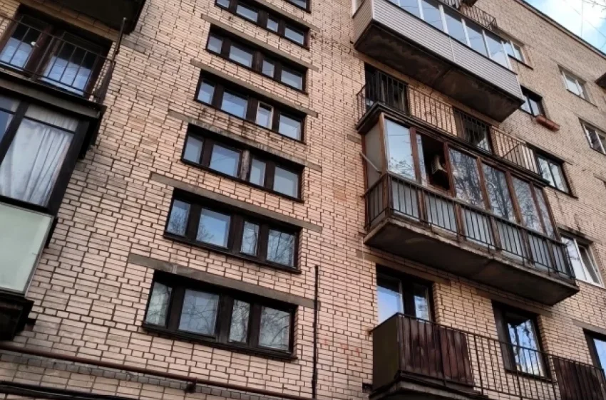 В Братске ребёнок остался жив после падения с балкона пятого этажа - «Происшествия»