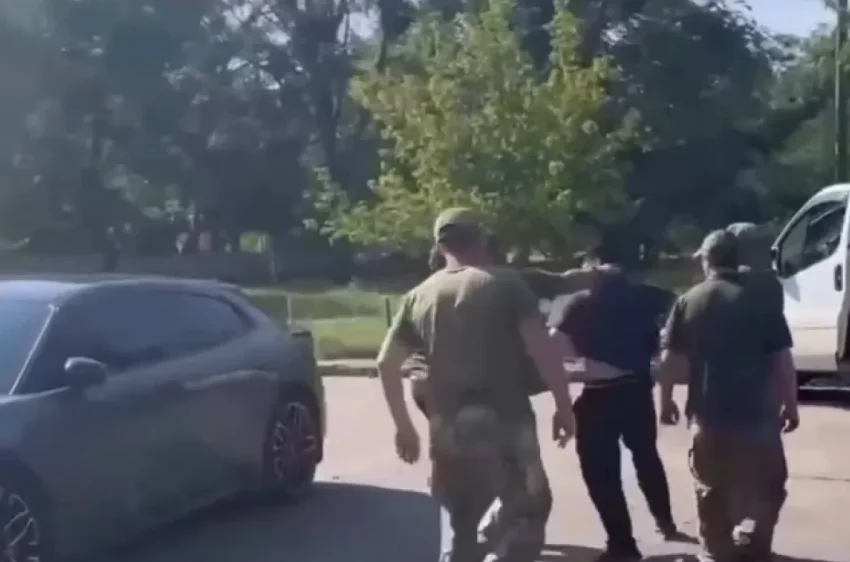В Харькове мужчина напал с ножом на сотрудников ТЦК - «Происшествия»